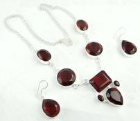 Beautiful Mozambique garnet and sterling necklace 202//175