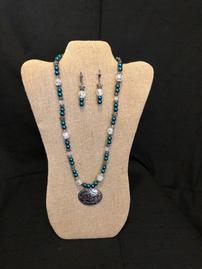 Turquoise and pewter accent beaded neacklace with Pewter 