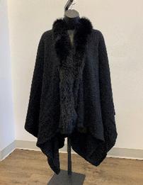 100% cashmere black wrap with 100% fox fur trim, one- size 202//261