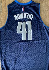Dirk Nowitzki signed Mavericks jersey 195//280