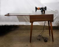 Vintage Electric Singer Sewing Machine in Case 202//162
