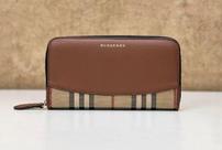 Burberry Wallet + Ray-Ban New Wayfarer Sunglasses 202//136